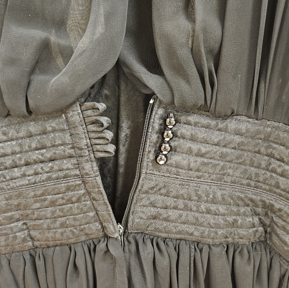 Beautiful swan detailed dress in black - Picture 4 of 5